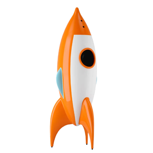 Orangefarbene und weiße Rakete im Cartoon-Stil mit blauen Flossen, die auf drei Beinen vor einem weißen Hintergrund aufrecht steht.