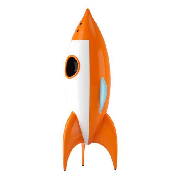 Orange-weiße Spielzeugrakete mit blauen Flossen, die auf drei Beinen aufrecht vor einem weißen Hintergrund steht.