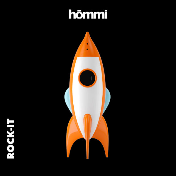 Orangefarbene und weiße Spielzeugrakete auf schwarzem Hintergrund, mit Hömmi oben und ROCK-IT auf der linken Seite.