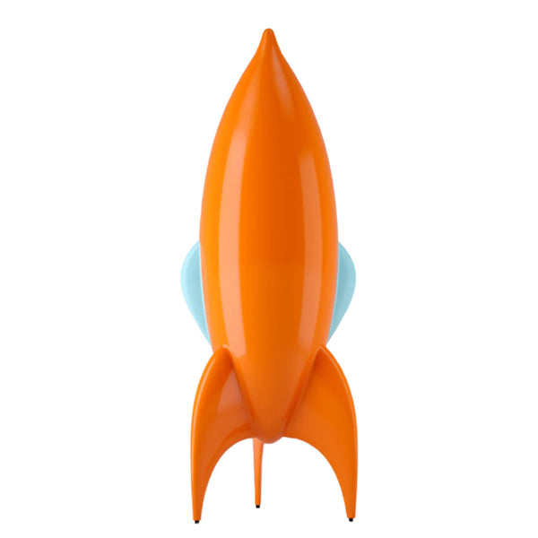Orangefarbene Spielzeugrakete mit hellblauen Flossen, die aufrecht vor einem weißen Hintergrund steht.