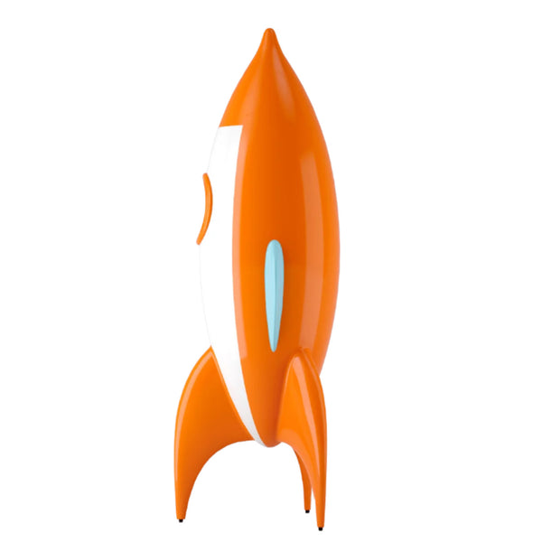 Orange-weiße Cartoon-Rakete mit blauem Fenster, aufrecht stehend auf drei Flossen.