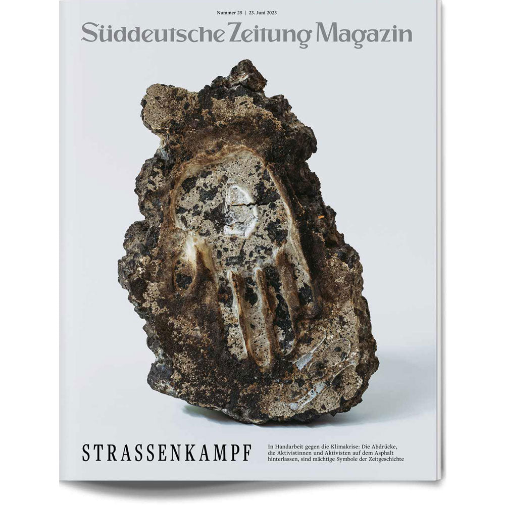 Eine raue Steinplatte mit einem Handabdruck ziert die Titelseite des Süddeutsche Zeitung Magazins.