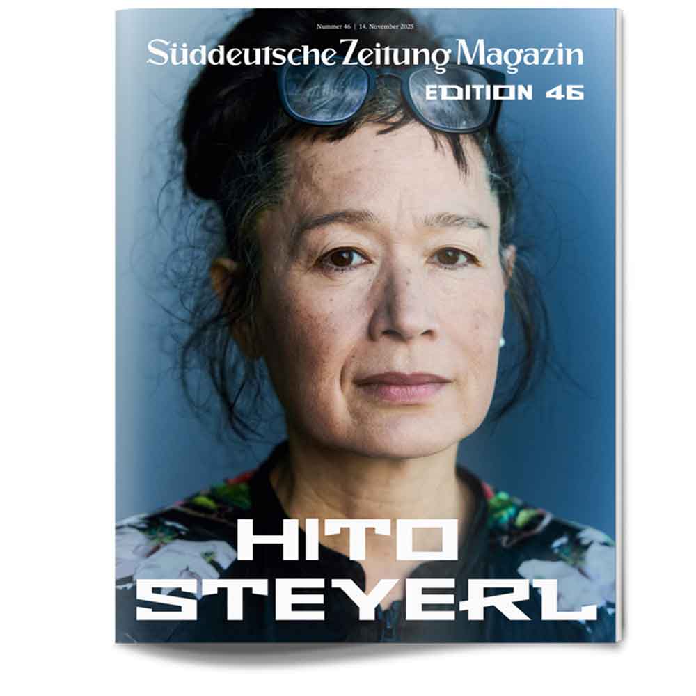 Titelbild einer Zeitschrift mit dem Porträt einer Frau und dem Text Hito Steyerl in fetten weißen Buchstaben.