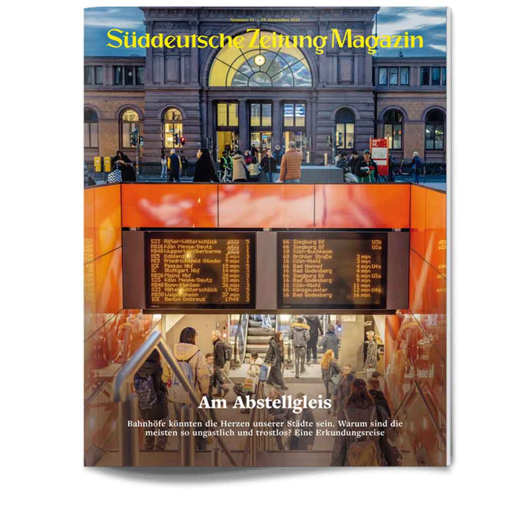 Das Cover des Süddeutsche Zeitung Magazins zeigt einen belebten Bahnhof mit Menschen und einer großen Abfahrtstafel.
