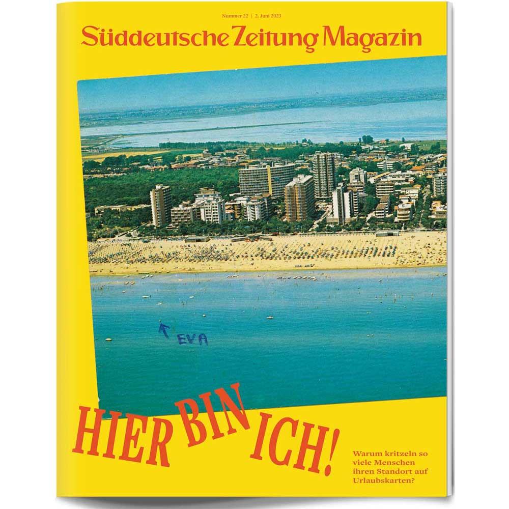 Luftaufnahme eines überfüllten Strandes mit dem Schriftzug EVA im Sand, auf einem gelben Süddeutsche Zeitung Magazin Cover.