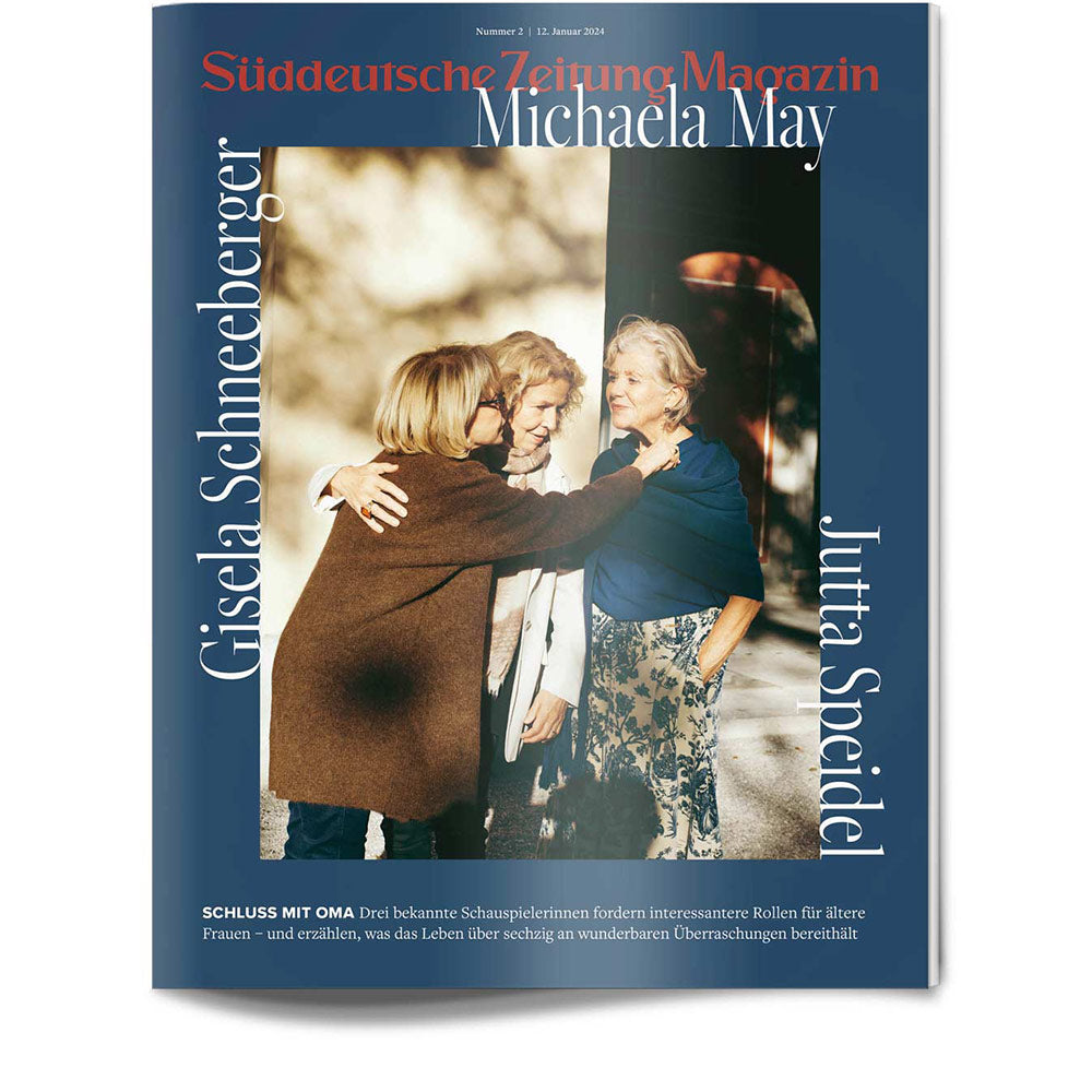 Drei ältere Frauen lächeln und umarmen sich im Freien auf dem Cover des Süddeutsche Zeitung Magazins.