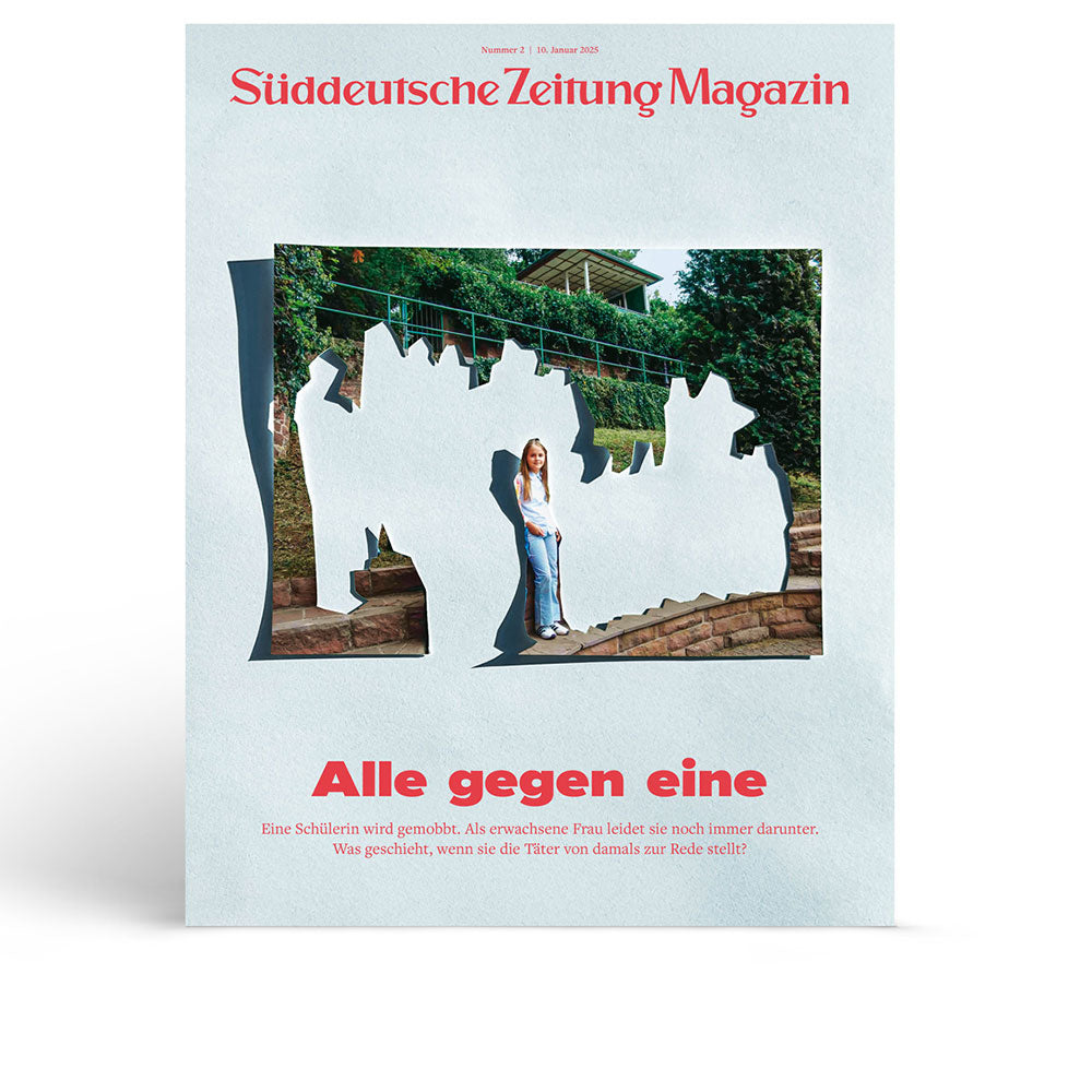 Auf der Titelseite des Süddeutsche Zeitung Magazins steht eine Frau hinter der Silhouette einer ausgeschnittenen Menschenmenge.