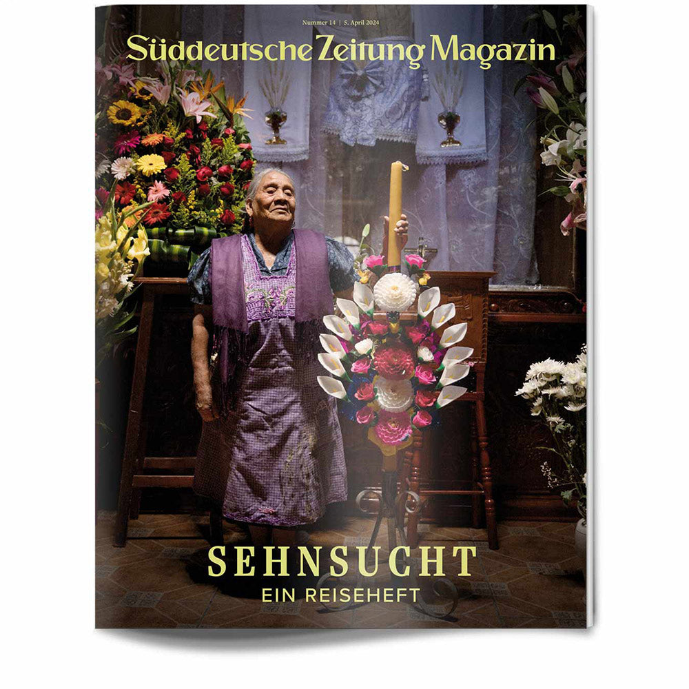 Ältere Frau in Lila steht bei Blumen in einer Kirche, Titelbild des Süddeutsche Zeitung Magazins.