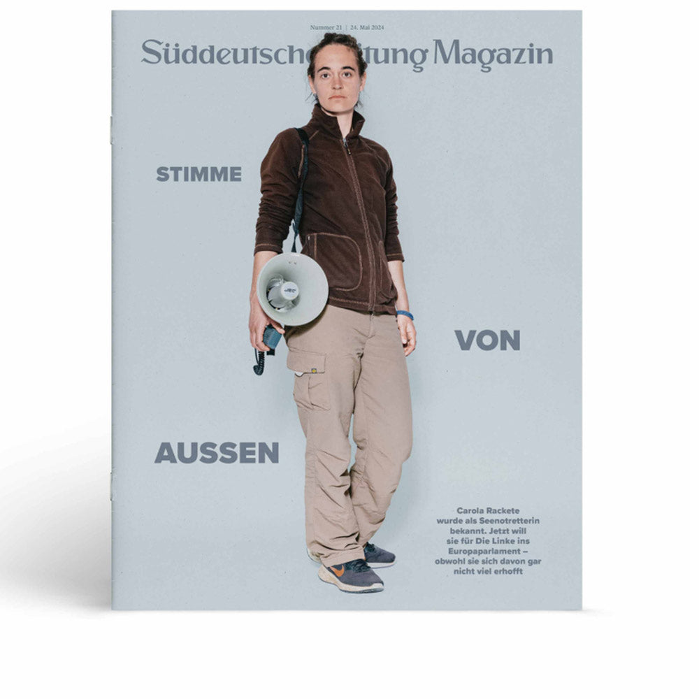 Auf der Titelseite des Süddeutsche Zeitung Magazins steht eine Frau mit einem Megaphon in der Hand, der Text lautet STIMME VON AUSSEN.