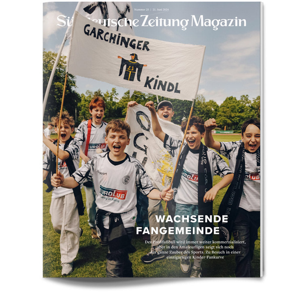 Eine Gruppe lächelnder Kinder in Fußballtrikots jubelt und hält eine Fahne im Freien; der Text auf der Titelseite einer Zeitschrift überlagert das Bild.