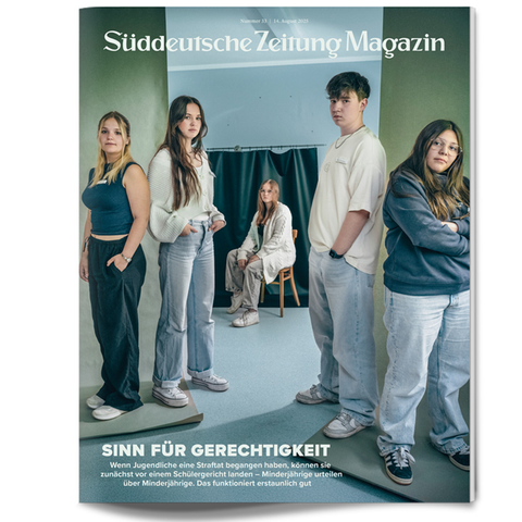 Auf dem Titelbild des Süddeutsche Zeitung Magazins stehen und sitzen fünf Jugendliche in einer Studioumgebung.