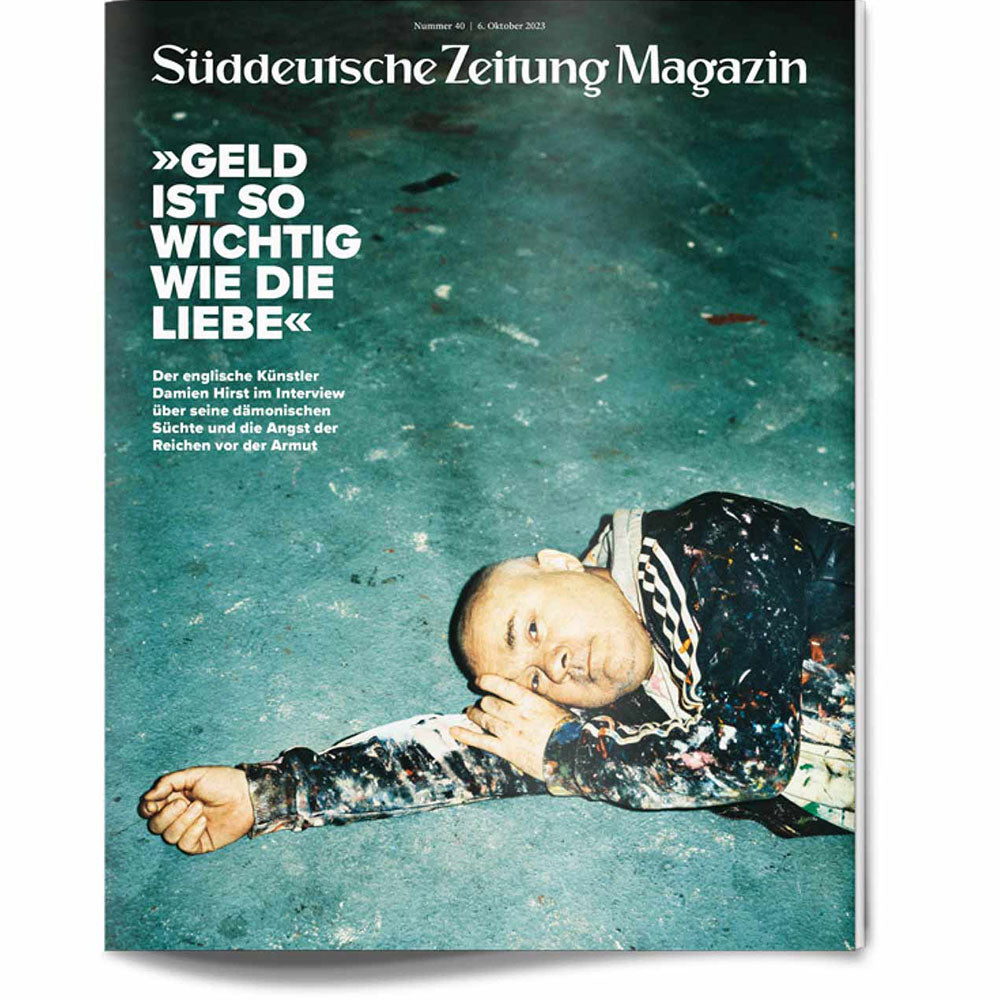 Auf dem Titelblatt des Süddeutsche Zeitung Magazins liegt ein Mann in mit Farbe bespritzter Kleidung auf einem grünen Boden.