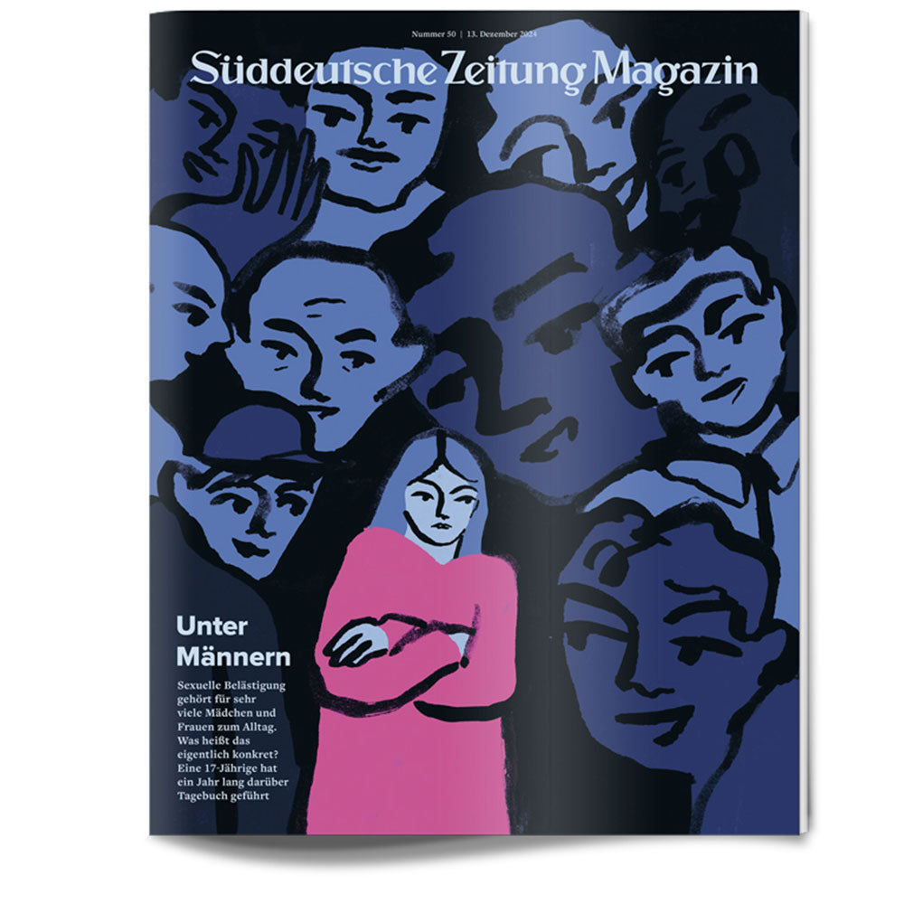 Zeitschriftencover mit blauen Männergesichtern im Hintergrund und einer Frau in Rosa, die mit verschränkten Armen davor steht.
