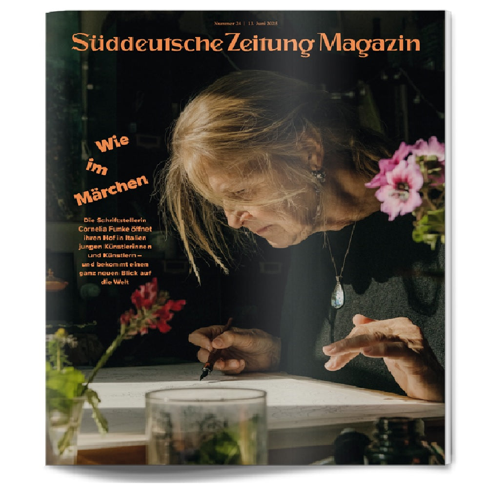 Auf dem Titelbild des Süddeutsche Zeitung Magazins skizziert eine ältere Frau an einem Tisch, umgeben von Blumen.