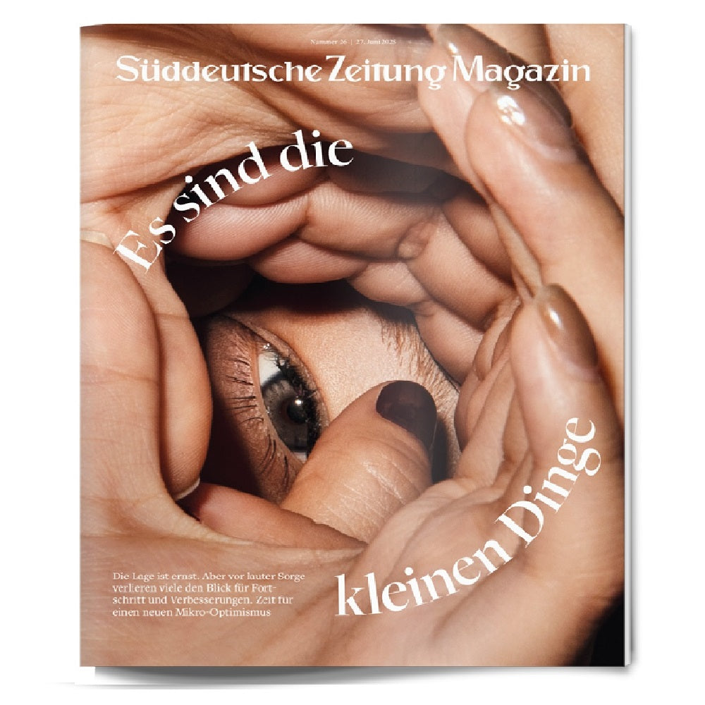 Hände formen eine Augenform auf einem Zeitschriftencover mit dem Text Es sind die kleinen Dinge.