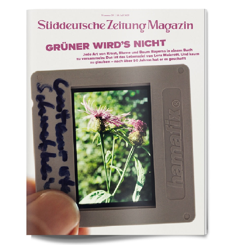 Eine Hand hält eine Zeitschrift.
