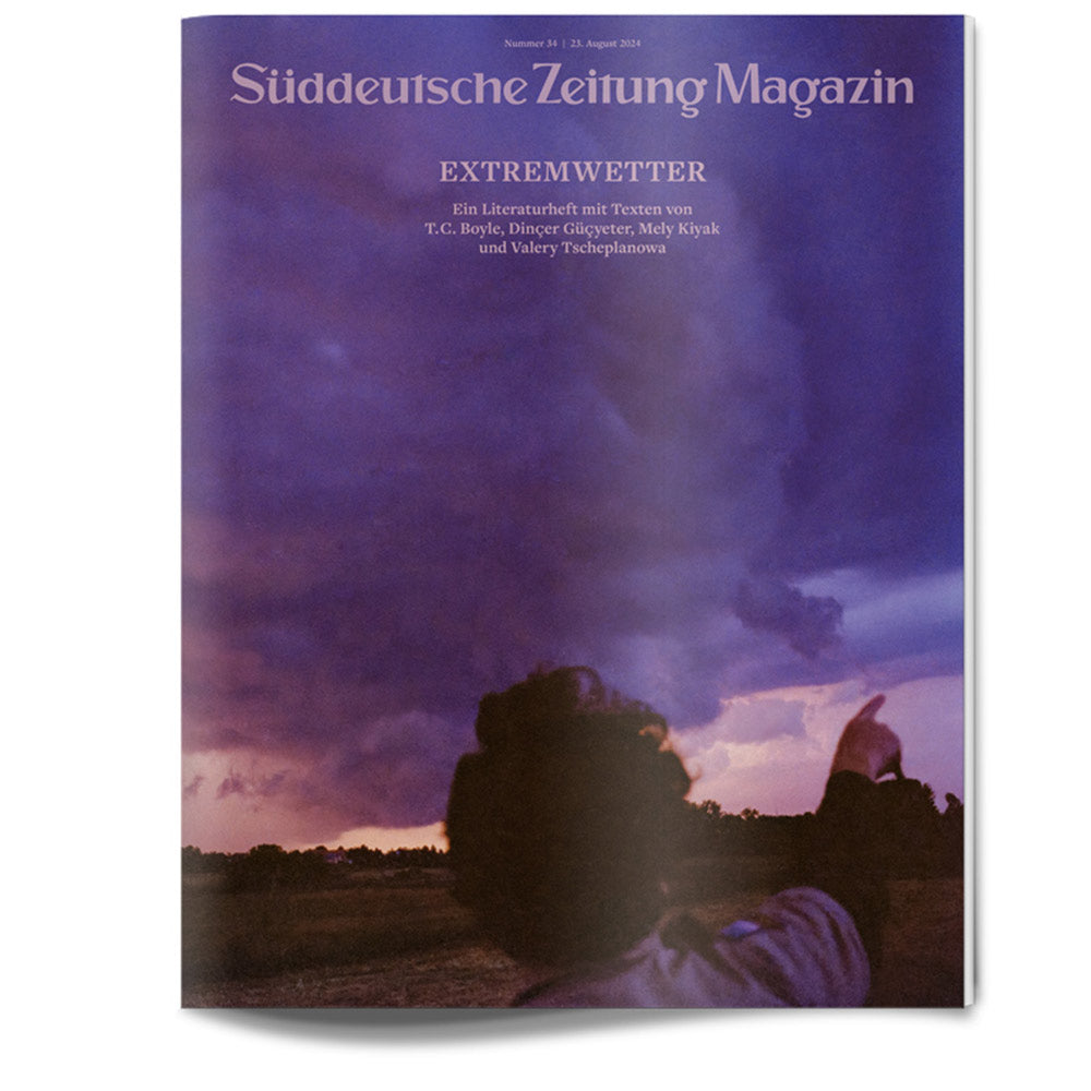 Eine Person zeigt auf dramatische lila Gewitterwolken auf dem Cover des Süddeutsche Zeitung Magazins.
