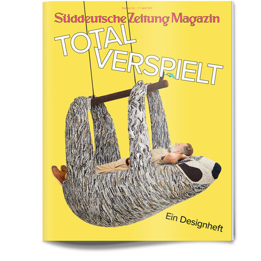Titelbild einer Zeitschrift: Ein Mann liegt auf einer riesigen Faultierskulptur in einer Hängematte vor einem leuchtend gelben Hintergrund.