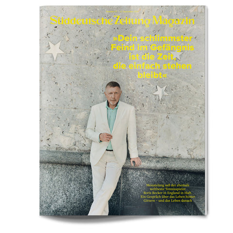 Ein Mann in einem hellen Anzug lehnt an einer Steinmauer mit zwei Sternen; ein deutscher Text überlagert das Bild.