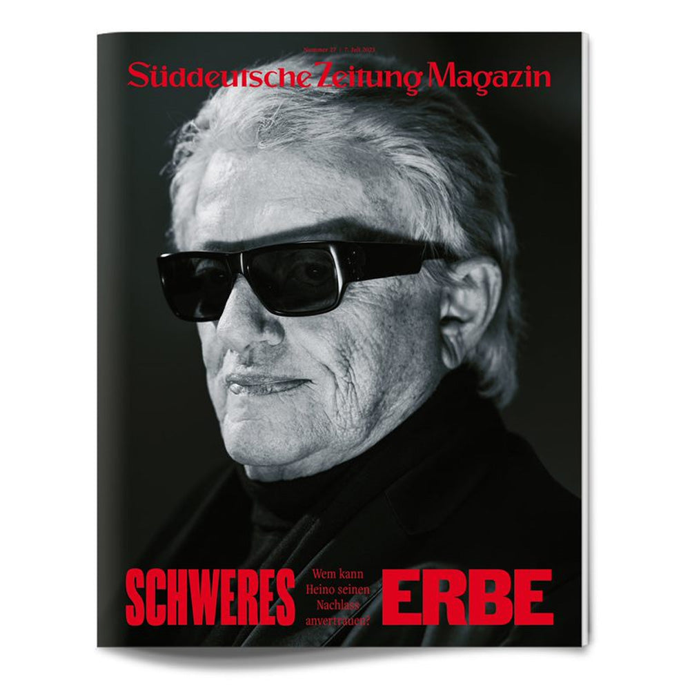 Ein älterer Mann mit dunkler Sonnenbrille auf einem Zeitschriftencover mit fetter roter Schrift "SCHWERES ERBE.".