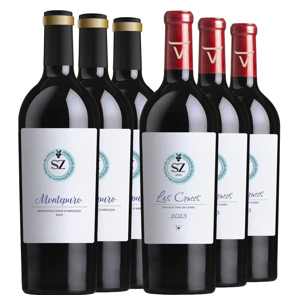 Sechs Rotweinflaschen mit weißen Etiketten, die in zwei Reihen vor einem weißen Hintergrund angeordnet sind.