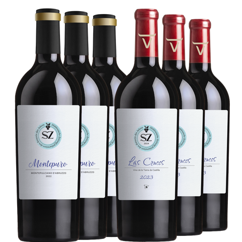 Sechs Rotweinflaschen mit weißen Etiketten, die in zwei Reihen vor einem weißen Hintergrund angeordnet sind.