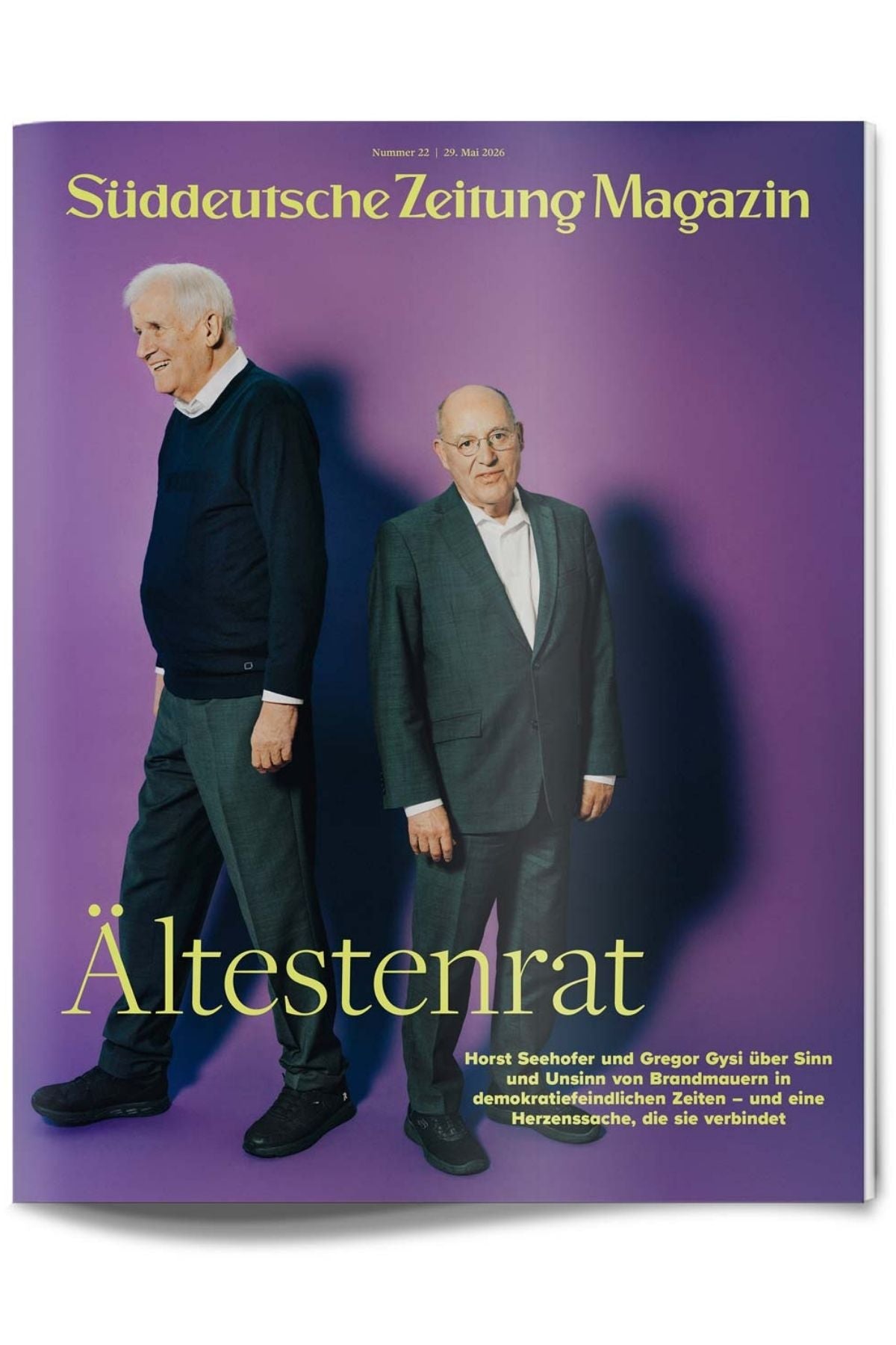 Zwei ältere Männer - Horst Seehofer und Gregor Gysi - stehen nebeneinander auf einem violetten Hintergrund für das Titelbild des Süddeutsche Zeitung Magazins, mit der Schlagzeile Ältestenrat in großer gelber Schrift.