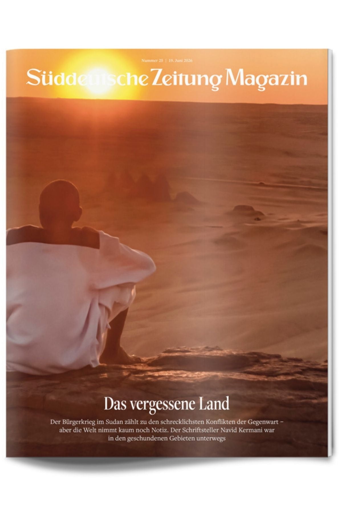 Eine Person in weißer Kleidung sitzt auf einem Felsen und blickt auf eine dunstige, sonnenbeschienene Landschaft. Auf dem Titelblatt sind der Titel „Süddeutsche Zeitung Magazin“ und die Überschrift „Das vergessene Land“ zu sehen.