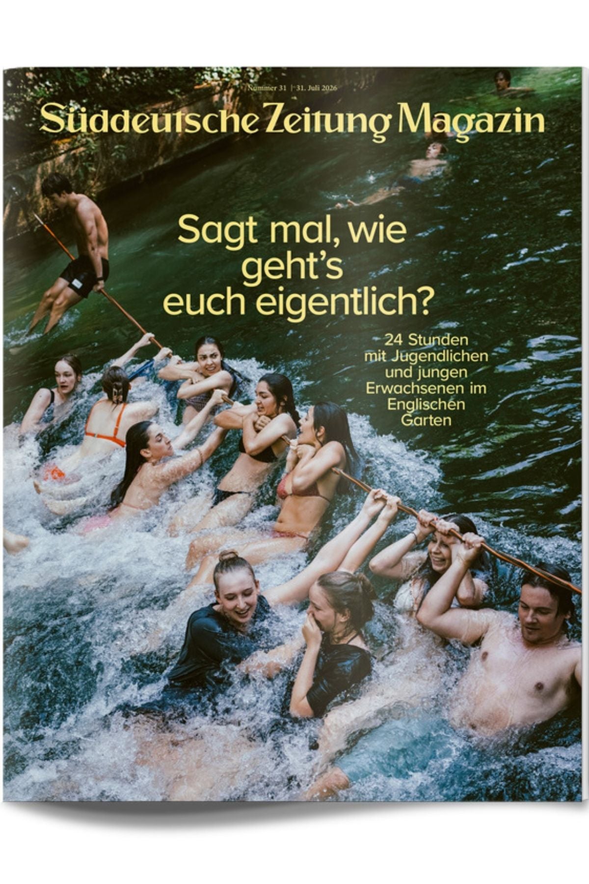 Eine Gruppe junger Menschen sitzt am Fluss und spielt, während sie sich an einem Seil festhalten; auf dem Titelblatt sind der Titel und der Leitartikel des „Süddeutschen Zeitungsmagazins“ auf Deutsch zu sehen.