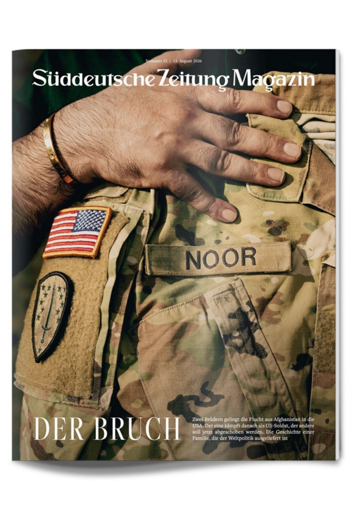 Nahaufnahme einer Person in Militäruniform mit einem Aufnäher mit der US-Flagge und dem Namensschild „NOOR“, deren Hand auf der Brust ruht. Das Bild ist mit einem deutschen Text überlagert.