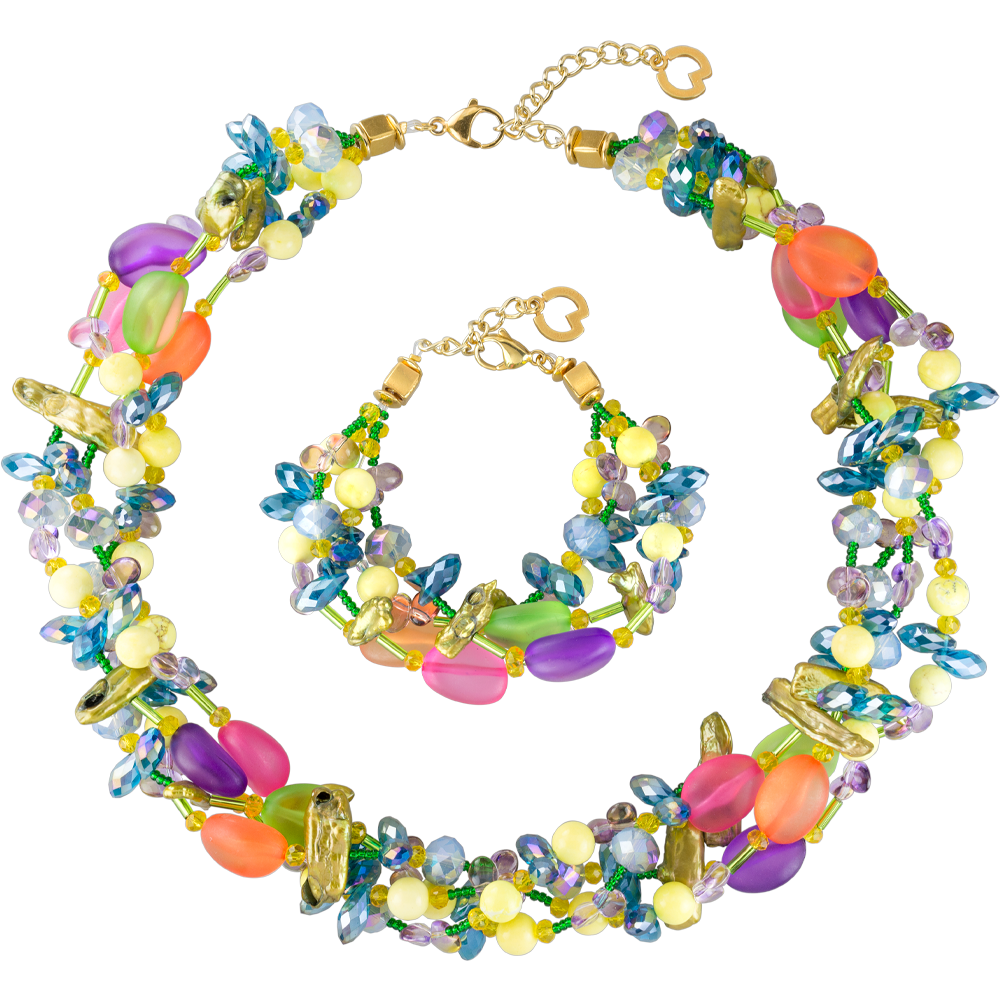 Das Schmuckset „Tesoro“ von Petra Waszak besteht aus einer bunten Perlenkette und einem Armband in verschiedenen Formen in Blau, Grün, Lila, Gelb und Pink.
