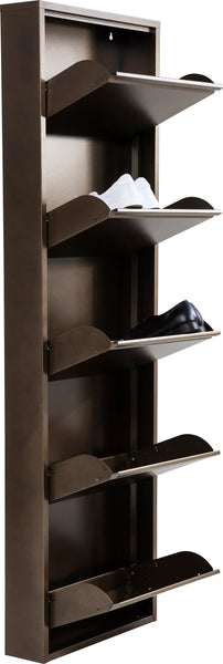 Hohes, braunes Wandschuhregal mit mehreren Fächern, das drei Paar Schuhe aufnimmt.