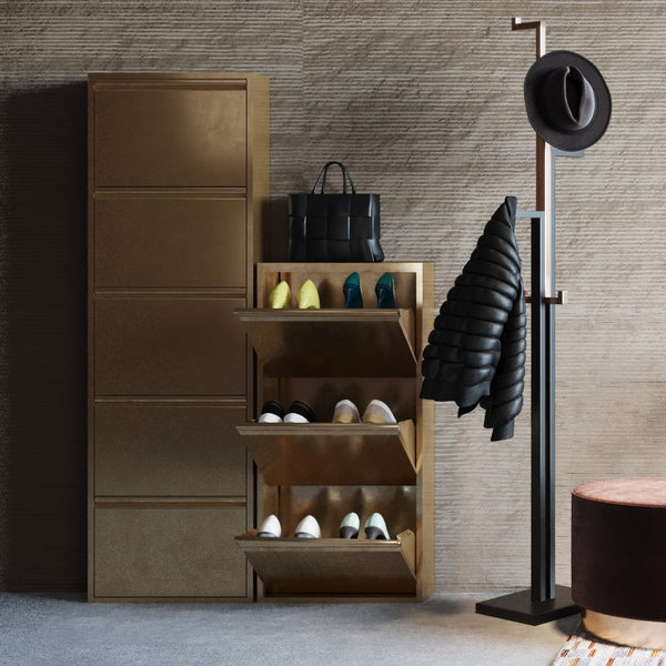 Moderner Eingangsbereich mit einem Schuhschrank, Schuhen, einer Garderobe mit Jacke und Hut und einer Tasche obenauf.
