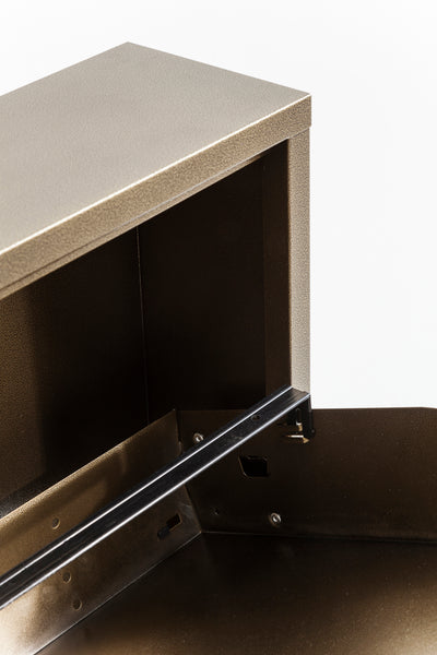 Nahaufnahme eines geöffneten Schuhfaches mit einer Gleitschiene auf weißem Hintergrund