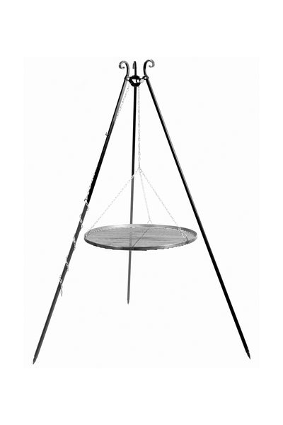 Dreibeiniger Metallständer mit kreisförmigem Grillrost, der an Ketten aufgehängt ist und zum Kochen im Freien über offenem Feuer dient.