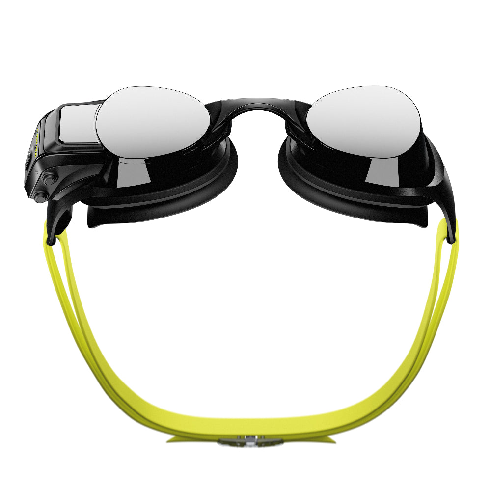 Eine schwarze Schwimmbrille mit verspiegelten Gläsern und einem gelben verstellbaren Riemen, von vorne gesehen.