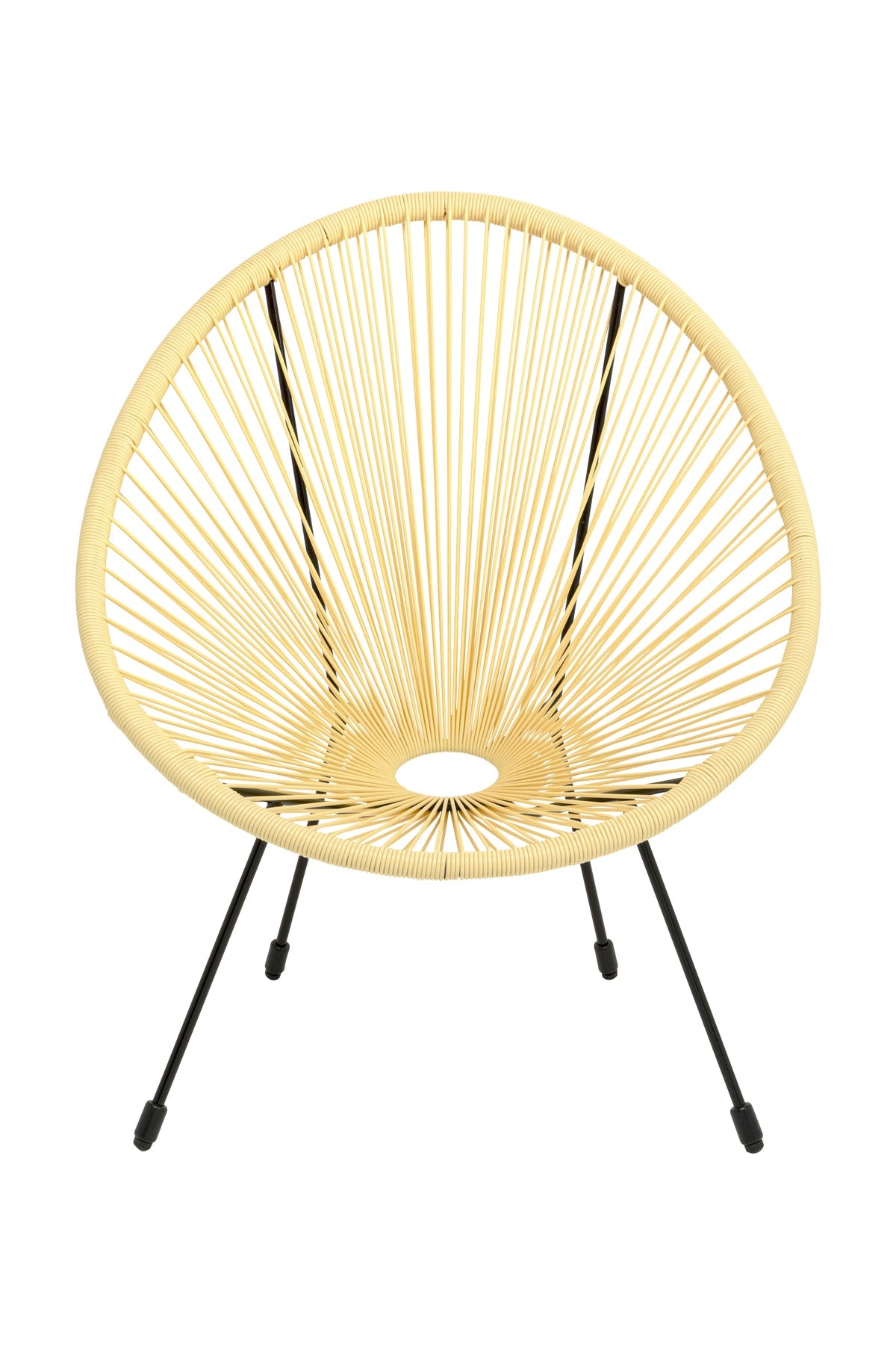 Ein runder, geflochtener Stuhl mit Sitz und Rückenlehne aus hellem Rattan, getragen von vier schwarzen Metallbeinen.