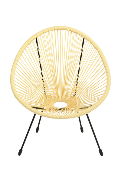 Ein runder, geflochtener Stuhl mit Sitz und Rückenlehne aus hellem Rattan, getragen von vier schwarzen Metallbeinen.