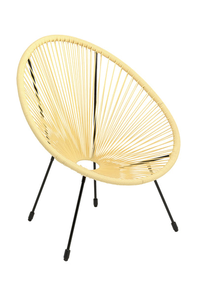 Runder Stuhl mit geflochtener beiger Sitzfläche und Rückenlehne, getragen von vier schwarzen Metallbeinen, abgebildet auf weißem Hintergrund.