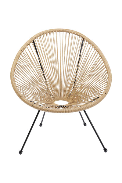 Runder Stuhl mit Sitz und Rückenlehne aus geflochtenem Rattan mit Sonnenschliff-Muster, getragen von drei angewinkelten schwarzen Metallbeinen.