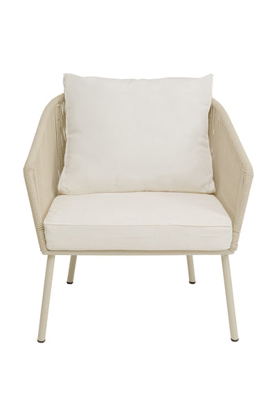 Beigefarbener Sessel mit breitem gepolstertem Sitz, großem Rückenkissen, abgewinkelten Armlehnen und vier schlanken Beinen, von vorne gesehen.