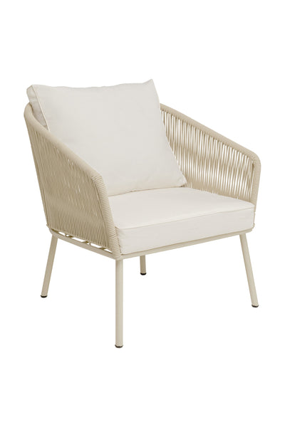 Ein moderner Sessel mit cremefarbenem Metallgestell, geflochtenen Seiten und weißen Sitz- und Rückenkissen.