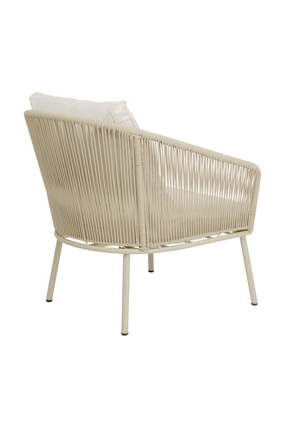 Ein beiger Loungesessel für den Außenbereich mit einer Rückenlehne aus geflochtenem Seil, abgewinkelten Metallbeinen und einem weißen Kissen. Der Sessel ist von der Rückseite fotografiert.