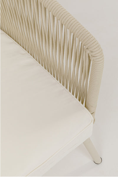 Nahaufnahme eines beigefarbenen gepolsterten Sitzes mit einer Arm- und Rückenlehne aus geflochtenem Seil auf einem hellen Metallgestell.
