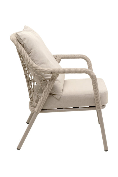 Seitenansicht eines modernen beigen Sessels mit einer geflochtenen Seilrückenlehne, Metallbeinen und einem großen Kissen auf Sitz und Rückenlehne.