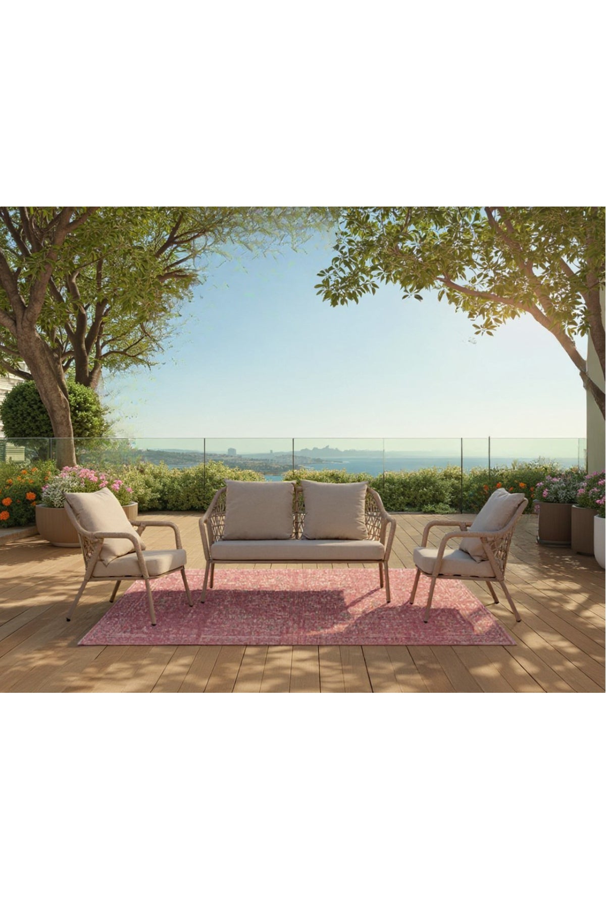 Terrasse mit vier gepolsterten Stühlen um einen kleinen Tisch auf einem rosafarbenen Teppich, umgeben von Bäumen und Topfpflanzen, mit Blick auf eine Stadtlandschaft durch ein Glasgeländer.