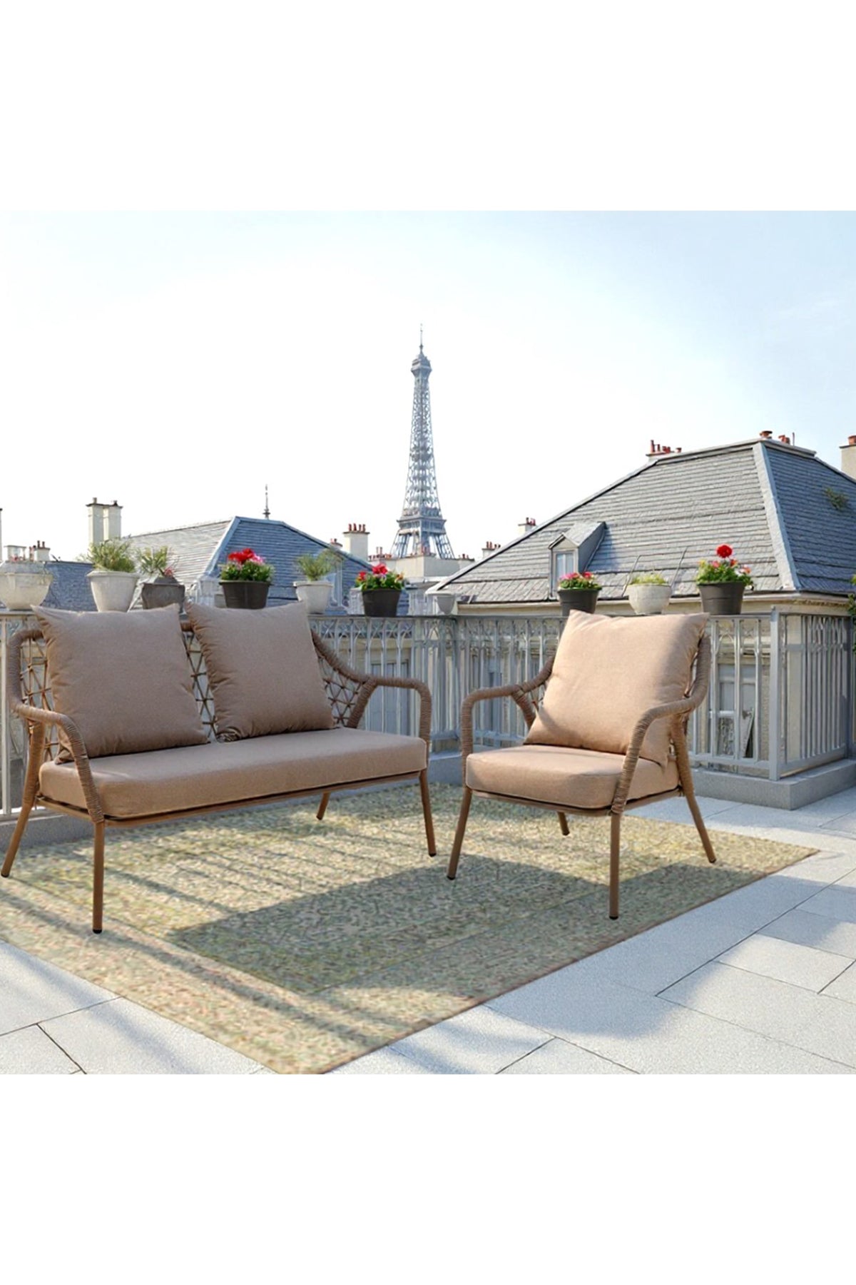 Terrasse mit zwei gepolsterten Stühlen, einem Liegestuhl und Topfpflanzen auf einer Dachterrasse, mit dem Eiffelturm im Hintergrund.