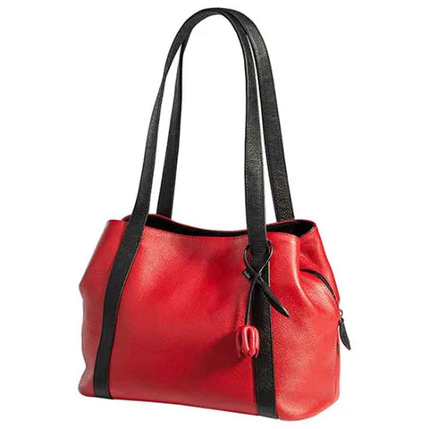 Rote Lederhandtasche mit schwarzen Griffen und Akzenten, mit einer seitlichen Reißverschlusstasche und einem dekorativen Anhänger.