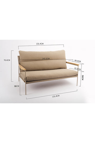Abgebildet ist ein beigefarbenes gepolstertes Sofa mit Metallgestell, dessen Abmessungen wie folgt angegeben sind: 142,2 cm breit, 70,4 cm hoch, 38 cm Sitzhöhe, 84,4 cm Tiefe und 61,6 cm Sitztiefe.