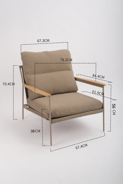 Beigefarbener, gepolsterter Sessel mit Metallgestell und Armlehnen aus Holz, abgebildet auf weißem Hintergrund, mit beschrifteten Maßen für Höhe, Breite und Tiefe in Zentimetern.
